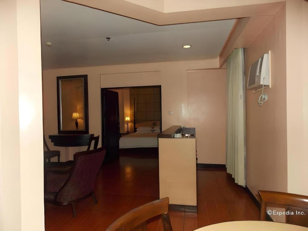 Planta Centro Bacolod Hotel & Residences Екстериор снимка