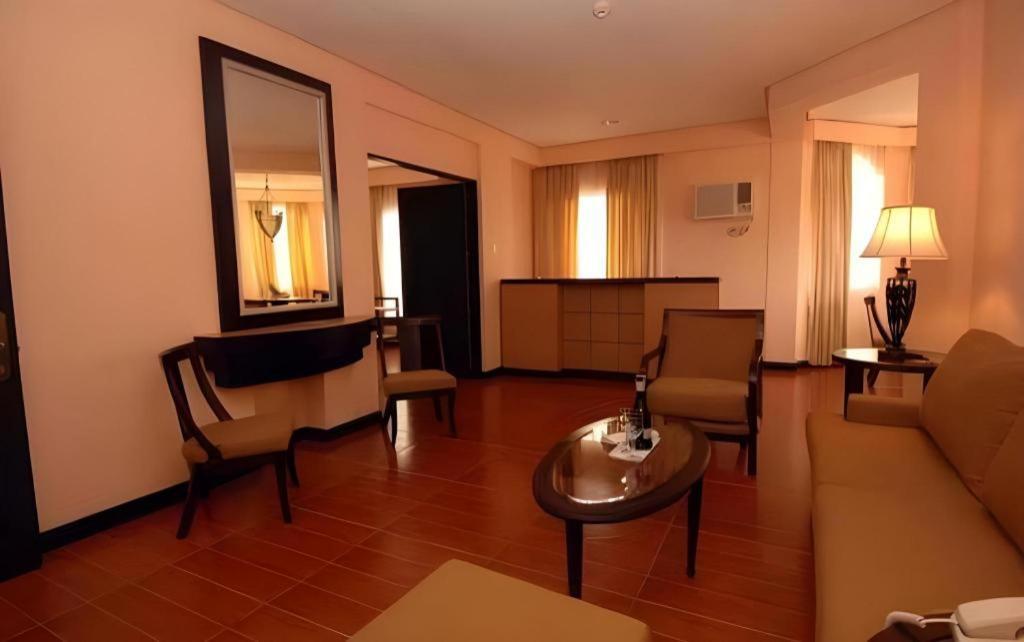 Planta Centro Bacolod Hotel & Residences Екстериор снимка