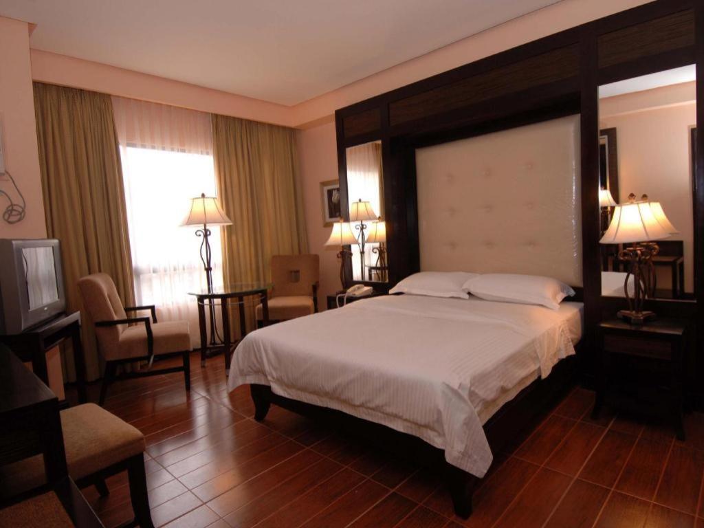 Planta Centro Bacolod Hotel & Residences Екстериор снимка