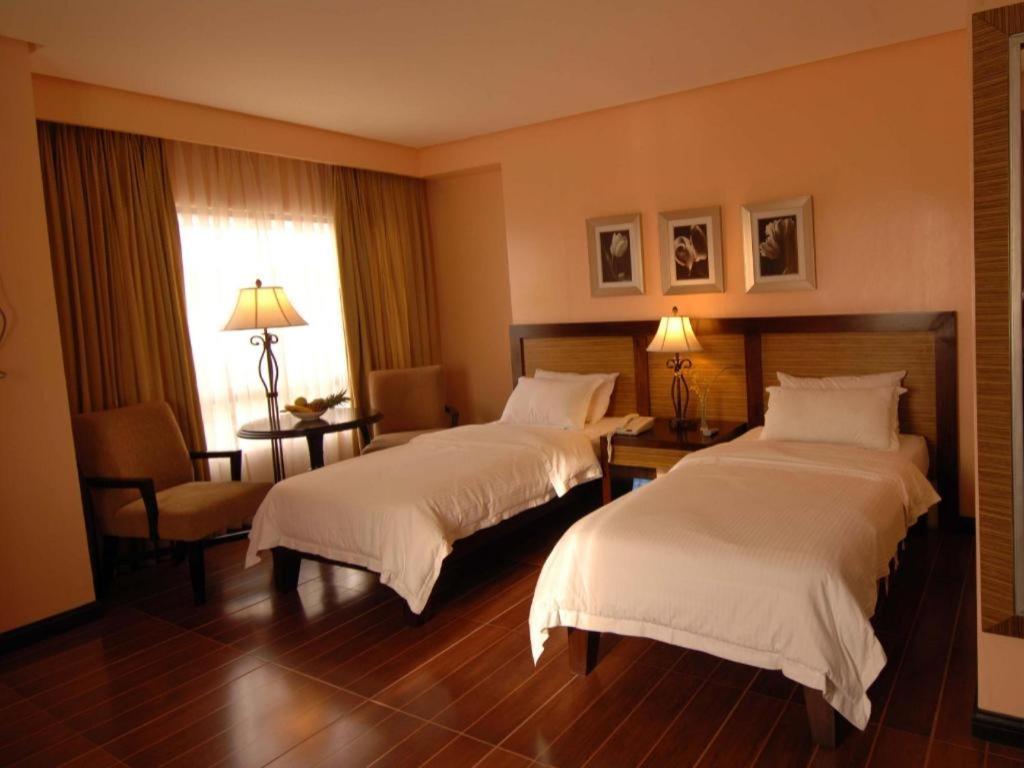 Planta Centro Bacolod Hotel & Residences Екстериор снимка