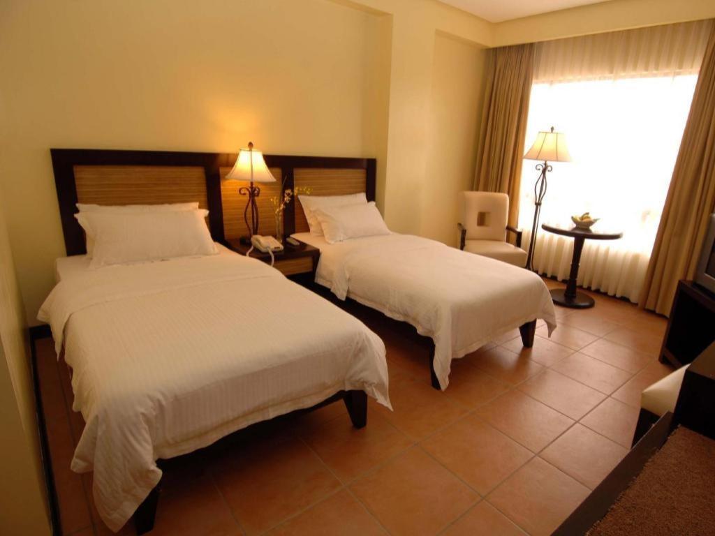 Planta Centro Bacolod Hotel & Residences Екстериор снимка