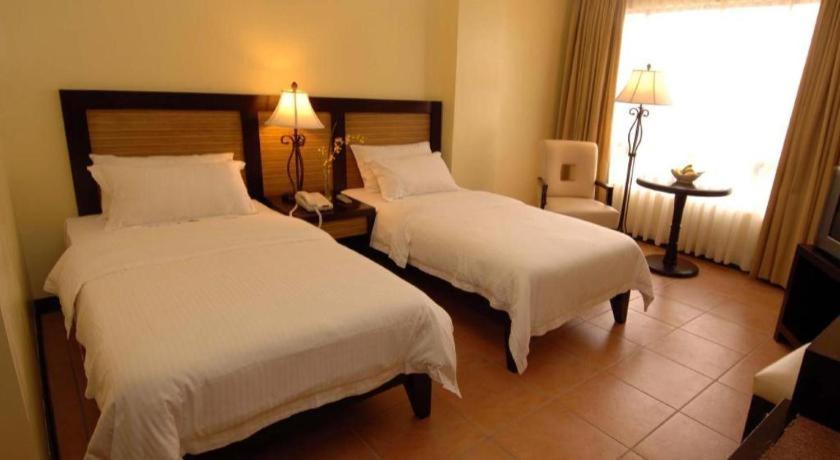 Planta Centro Bacolod Hotel & Residences Екстериор снимка