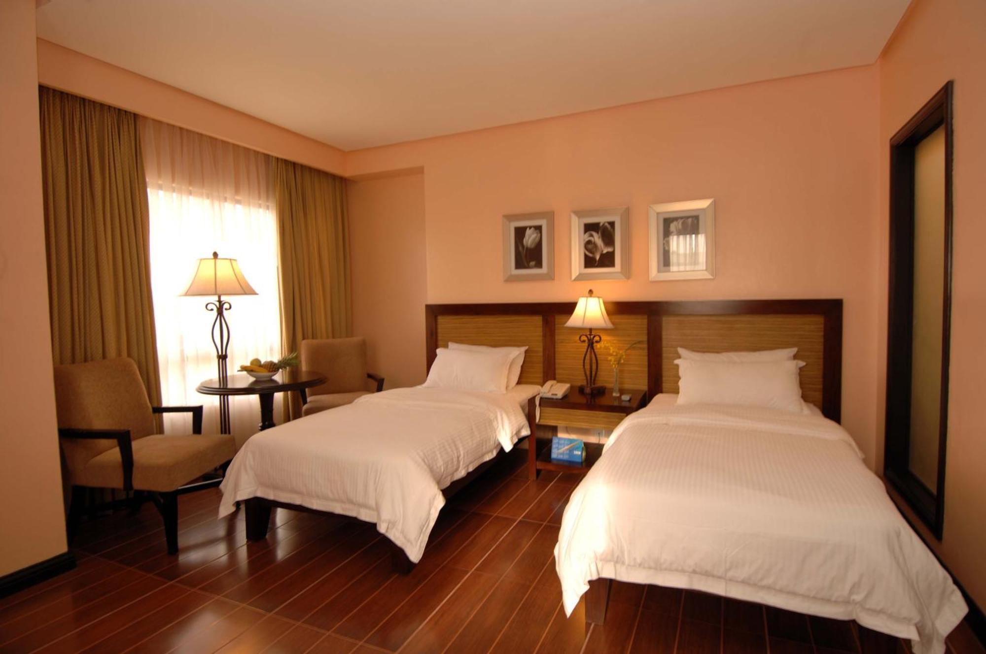 Planta Centro Bacolod Hotel & Residences Екстериор снимка